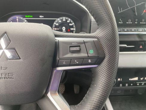 Used 2024 Mitsubishi Outlander SE image 17