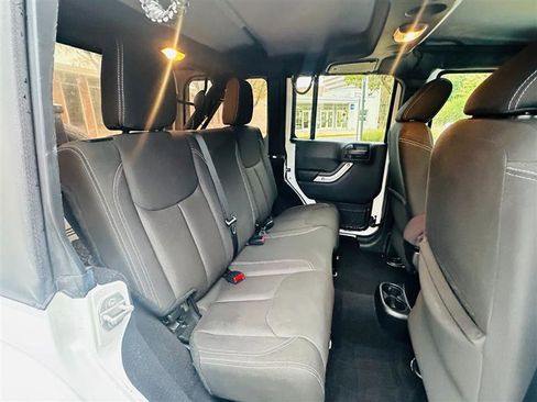 Used 2015 Jeep Wrangler Unlimited Sahara image 22