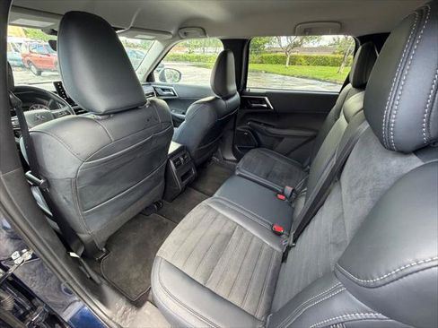 Used 2025 Mitsubishi Outlander SE image 19