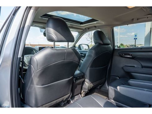 Used 2025 Toyota Highlander XLE AWD/4WD image 13