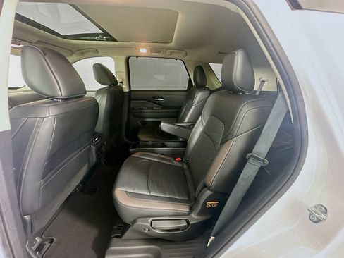 Used 2025 Nissan Pathfinder Platinum FWD image 25