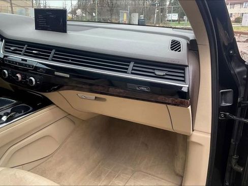 Used 2017 Audi Q7 3.0T Premium Plus w/ Premium Plus Package AWD/4WD image 16