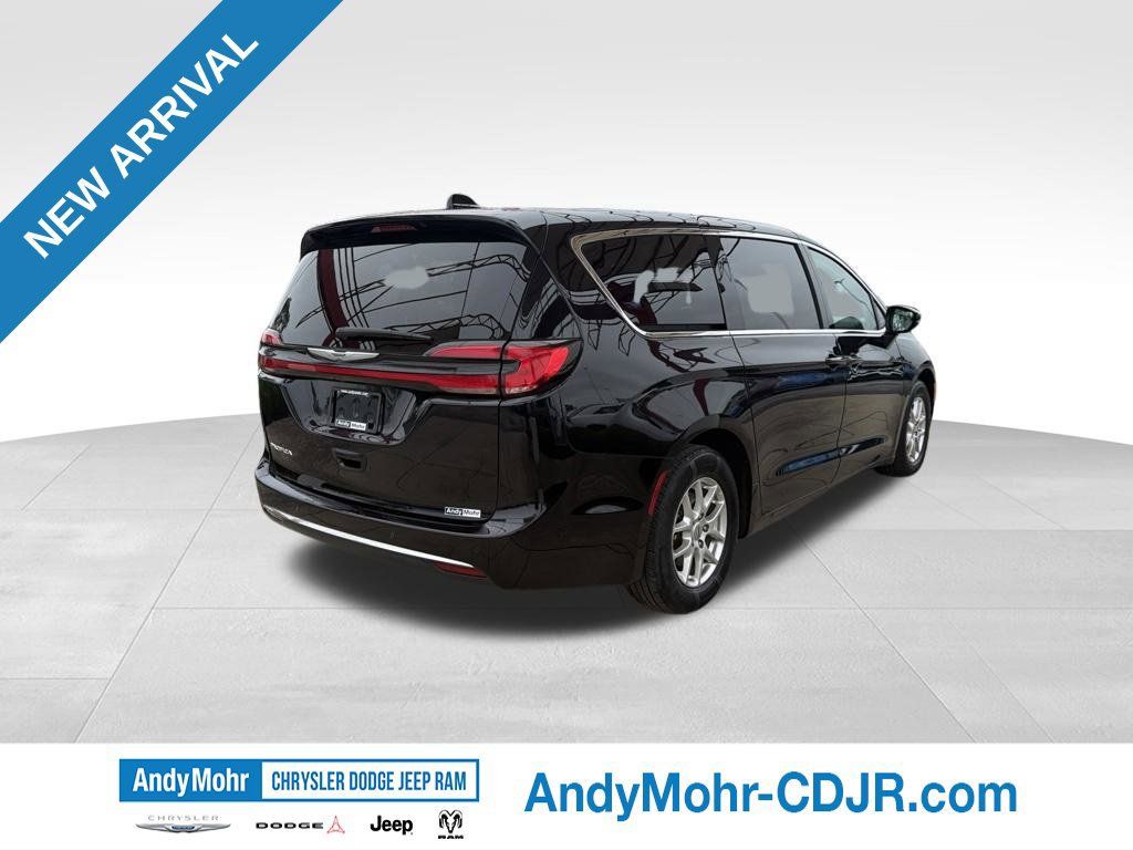 Used 2024 Chrysler Pacifica Touring-L FWD image 7