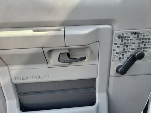 Used 2022 Ford E-350 and Econoline 350 Super Duty image 9