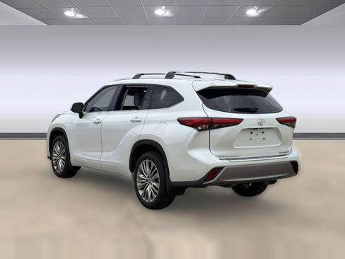 Used 2023 Toyota Highlander Platinum FWD image 3