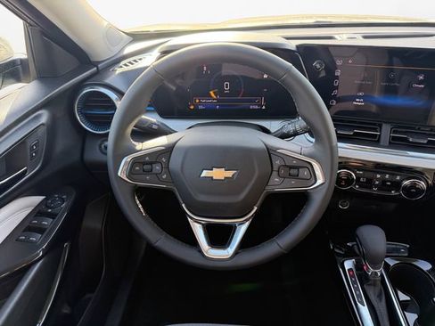 Used 2025 Chevrolet Trax LT w/ Driver Confidence Package image 12