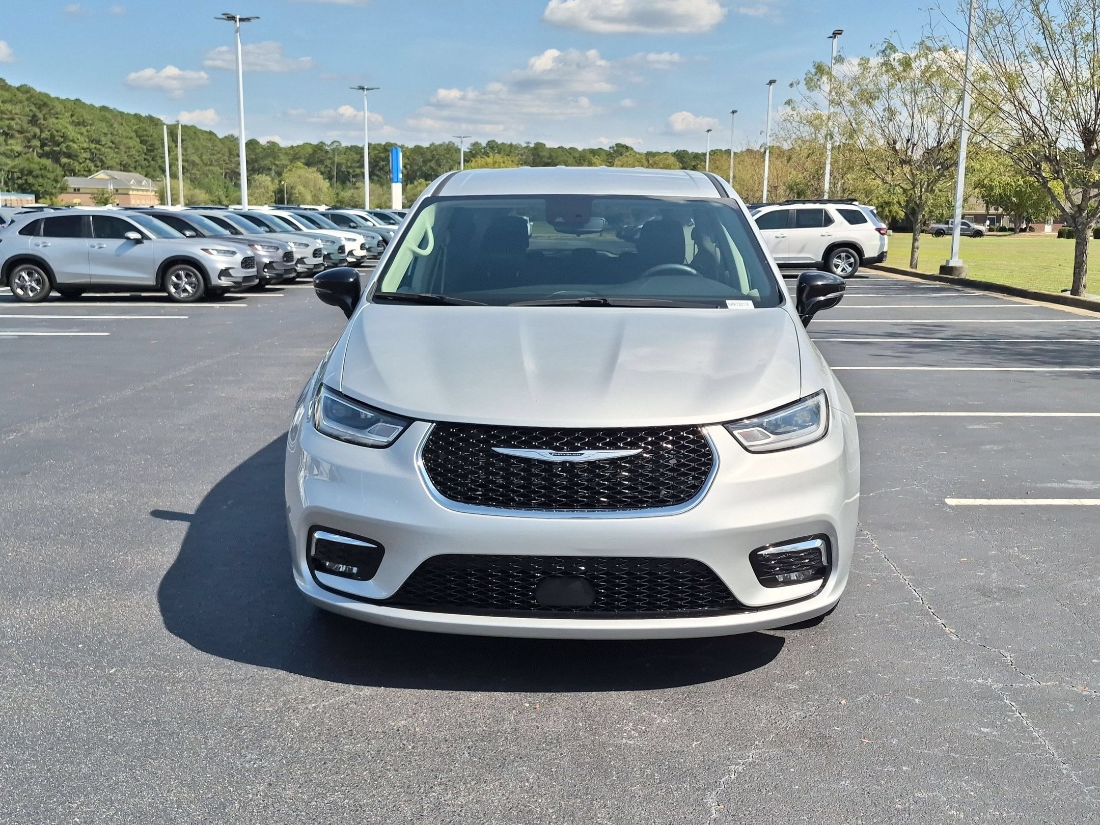 Used 2024 Chrysler Pacifica Touring-L FWD image 8