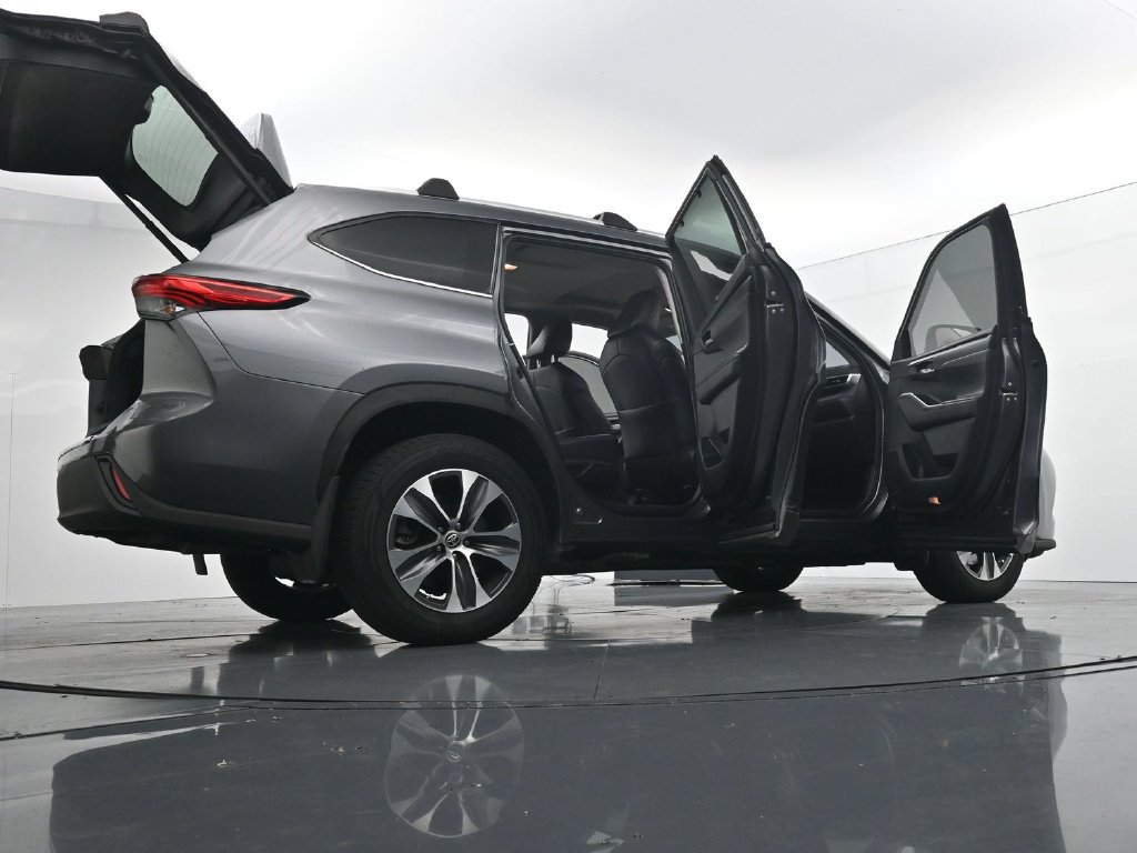 Used 2022 Toyota Highlander XLE AWD/4WD image 29