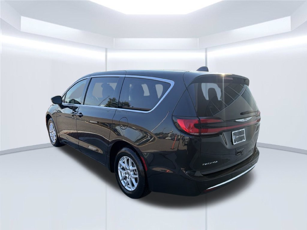 Used 2023 Chrysler Pacifica Touring-L FWD image 5