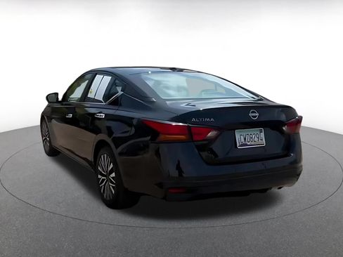 Used 2025 Nissan Altima 2.5 SV FWD image 11