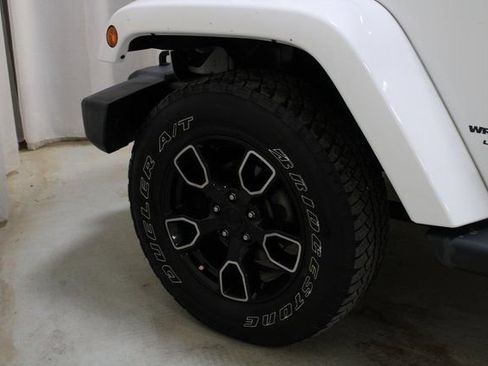 Used 2018 Jeep Wrangler Unlimited Sahara w/ Dual Top Group image 27