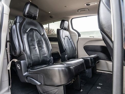 Used 2019 Chrysler Pacifica Limited image 20