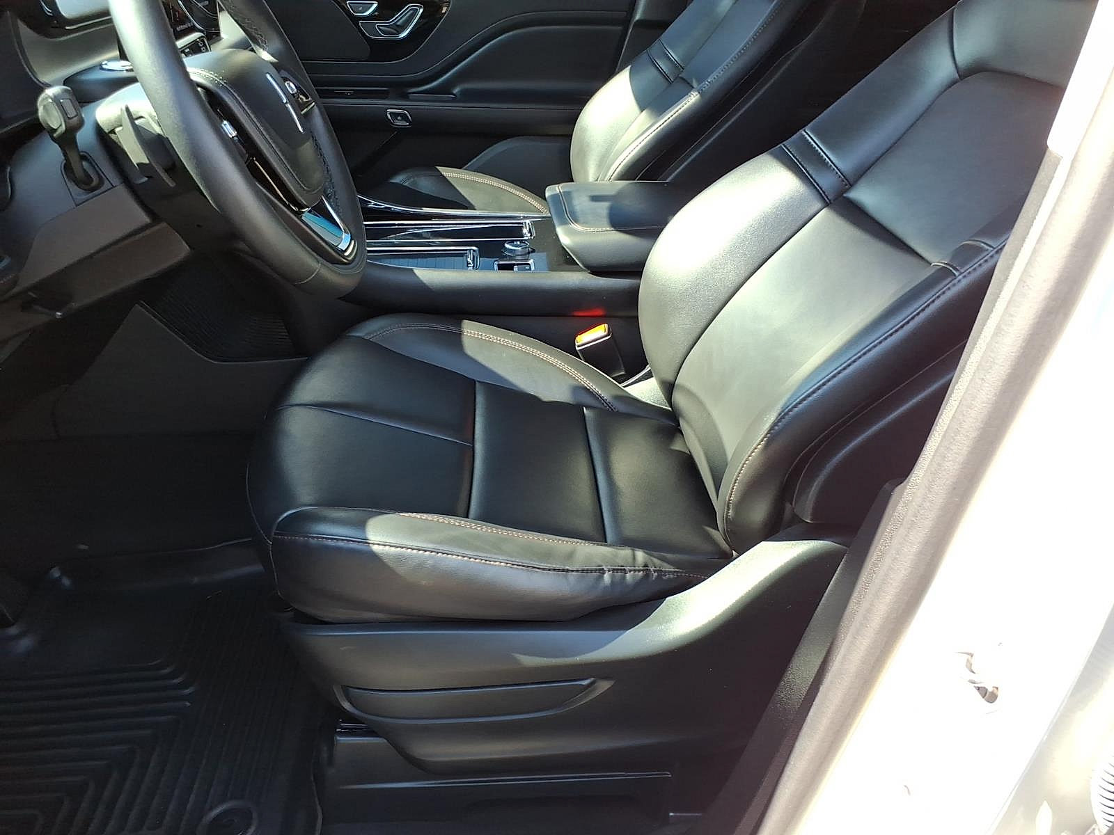 Used 2023 Lincoln Aviator AWD w/ Premium Package image 21