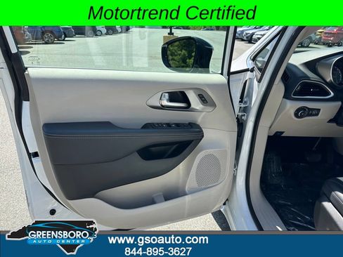 Used 2024 Chrysler Pacifica Touring-L FWD image 13