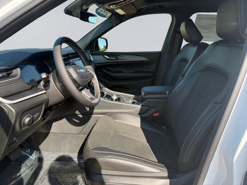 New 2025 Jeep Grand Cherokee L Altitude image 9