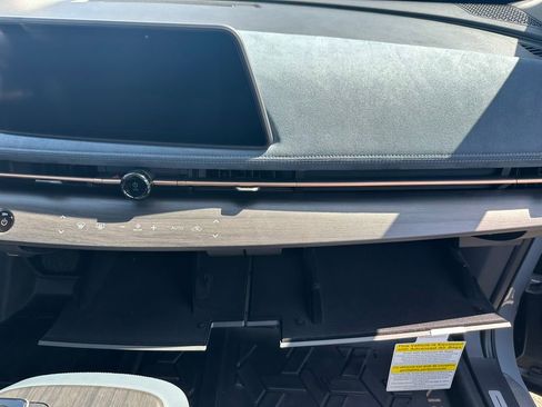 Used 2025 Nissan Ariya Platinum image 30