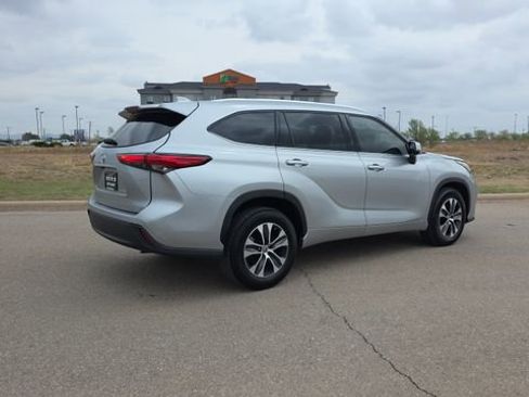 Used 2021 Toyota Highlander XLE image 6