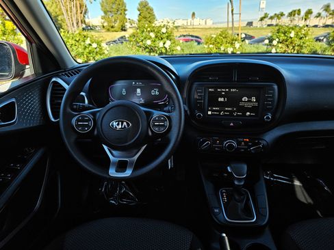 Used 2025 Kia Soul LX w/ LX Technology Package image 21