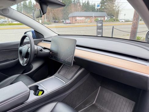 Used 2021 Tesla Model Y Long Range image 17