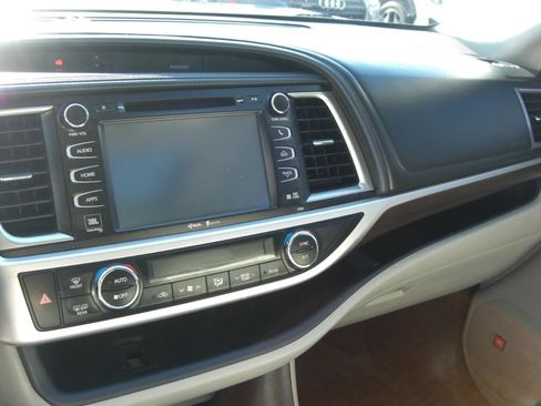 Used 2014 Toyota Highlander Limited FWD image 9