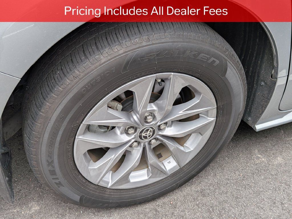 Used 2024 Toyota Sienna XLE FWD image 9
