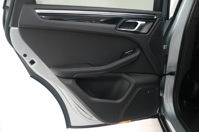 Certified 2026 Porsche Macan AWD/4WD image 36