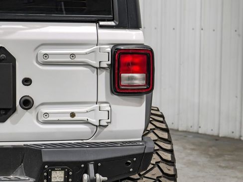 Used 2018 Jeep Wrangler Unlimited Sahara image 47