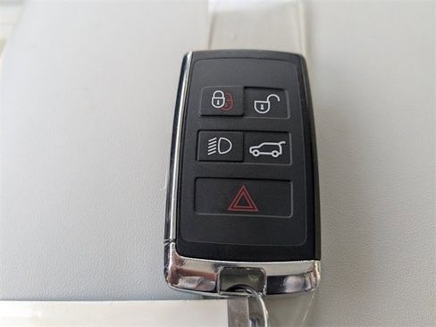 Used 2025 Land Rover Defender 130 X-Dynamic SE image 30