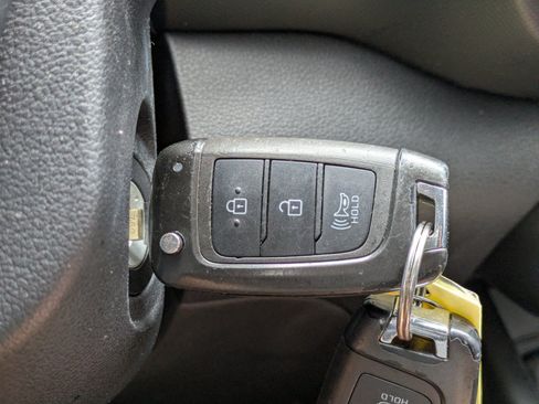 Used 2024 Hyundai Venue SE FWD image 25