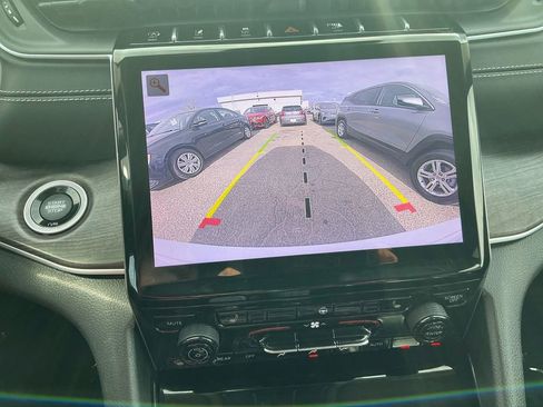 Used 2023 Jeep Grand Cherokee Limited image 24