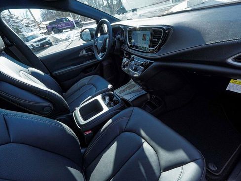 New 2026 Chrysler Pacifica Select image 44