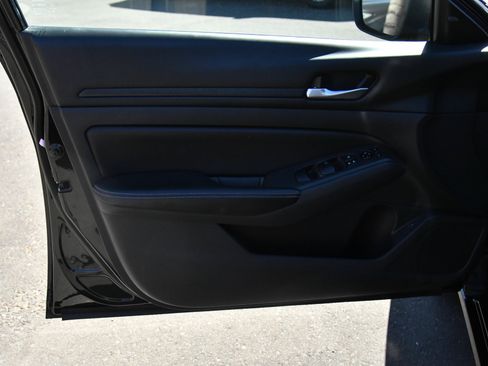 Used 2024 Nissan Altima 2.5 SV FWD image 13