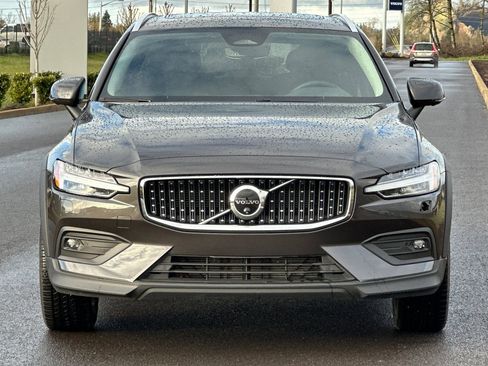 Used 2025 Volvo V60 B5 Cross Country Plus image 8