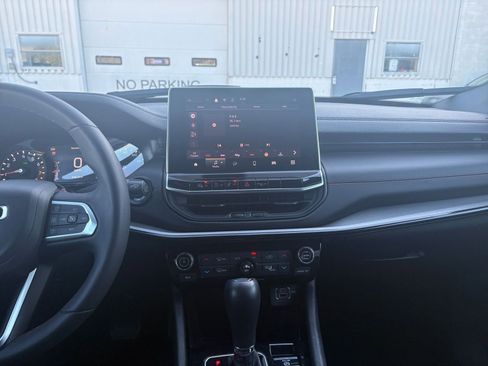 Used 2025 Jeep Compass Trailhawk image 17