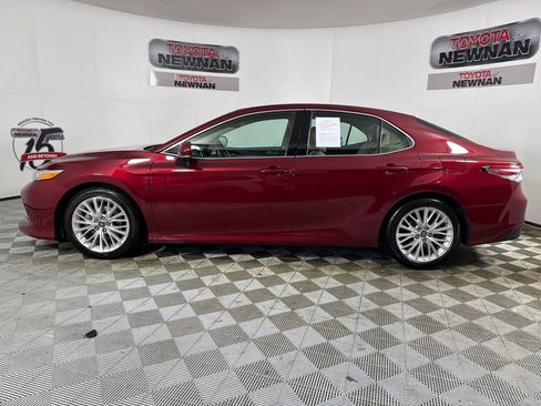 Used 2018 Toyota Camry XLE FWD image 7