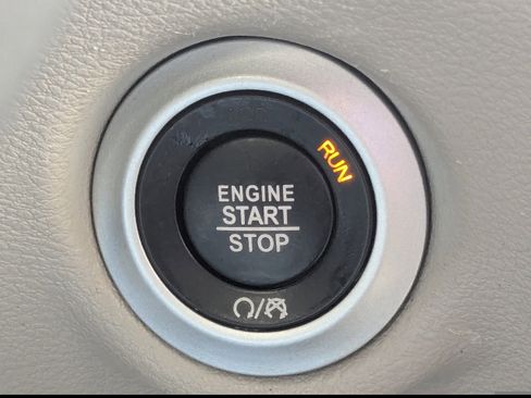 Used 2023 Chrysler Pacifica Touring-L image 37