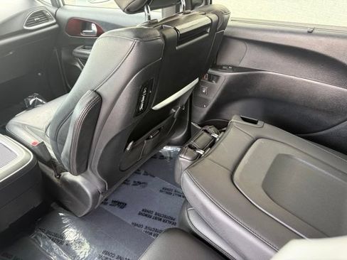 Used 2019 Chrysler Pacifica Touring-L FWD image 13
