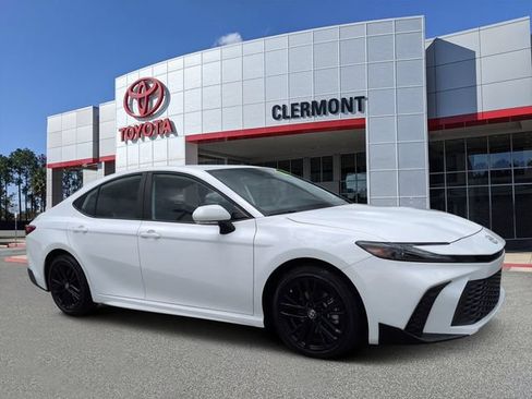 Certified 2025 Toyota Camry SE FWD image 1