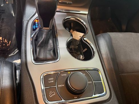 Used 2022 Jeep Grand Cherokee Laredo X AWD/4WD image 3