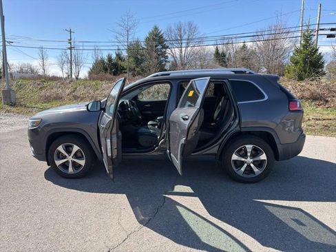 Used 2019 Jeep Cherokee Limited image 16