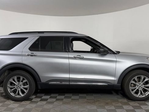 Used 2020 Ford Explorer XLT w/ Equipment Group 202A AWD/4WD image 10