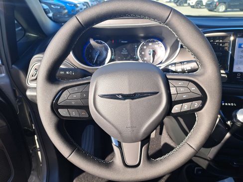 New 2026 Chrysler Pacifica Select image 11