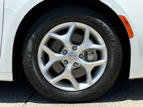 Used 2017 Chrysler Pacifica Touring-L w/ Tire & Wheel Group FWD image 26