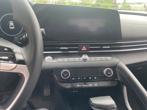 Used 2024 Hyundai Elantra SEL image 16