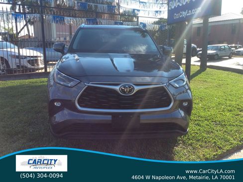 Used 2021 Toyota Highlander XLE image 2