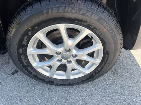 Used 2015 Jeep Cherokee Latitude AWD/4WD image 11