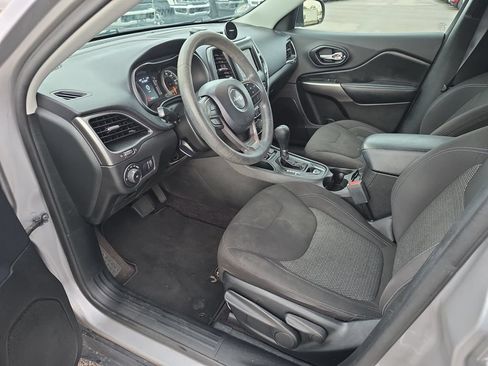 Used 2019 Jeep Cherokee Latitude w/ Popular Appearance Group FWD image 11