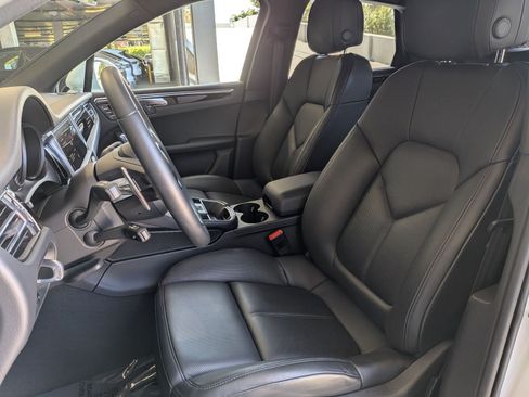 Certified 2025 Porsche Macan AWD/4WD image 5
