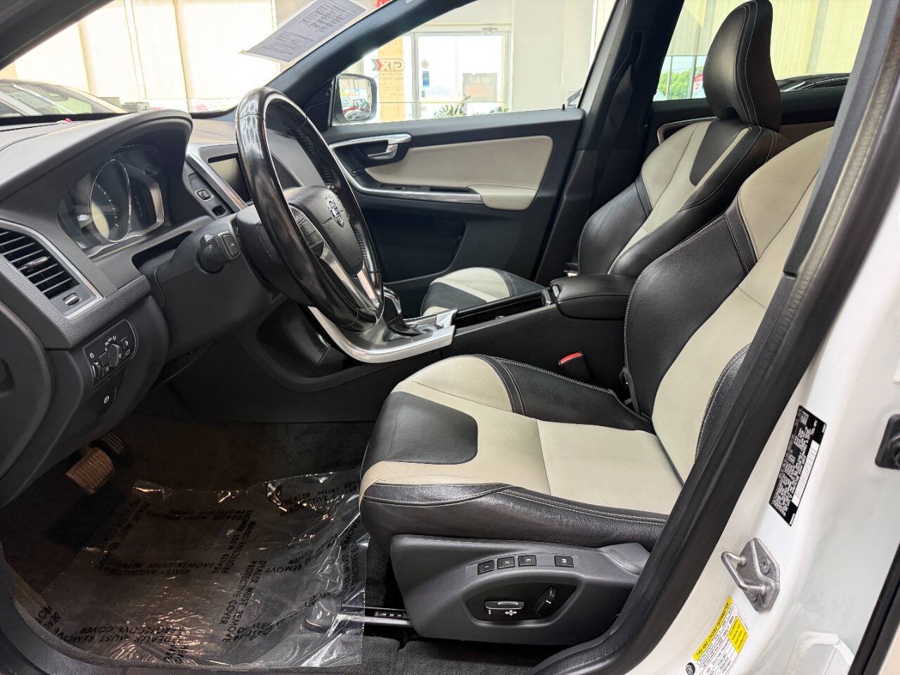 Used 2016 Volvo XC60 T6 AWD/4WD image 11