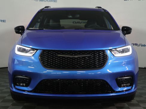 New 2026 Chrysler Pacifica Limited image 14